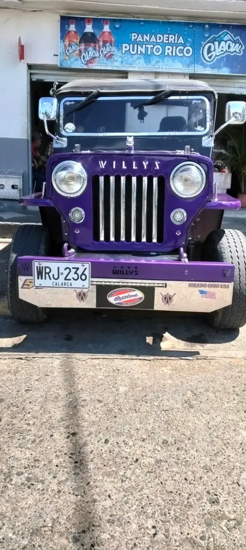 Willys de frente, con la parrilla cromada