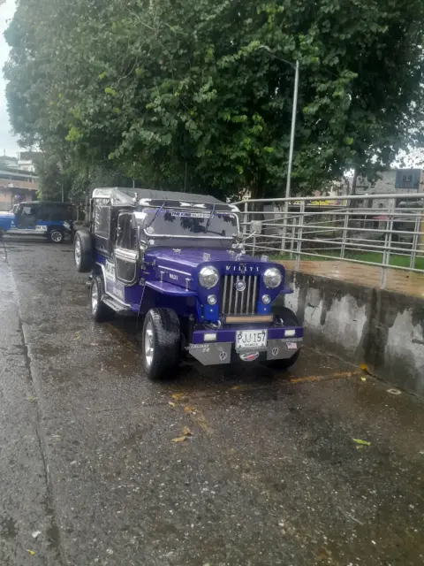 Willys en la calle después de la lluvia