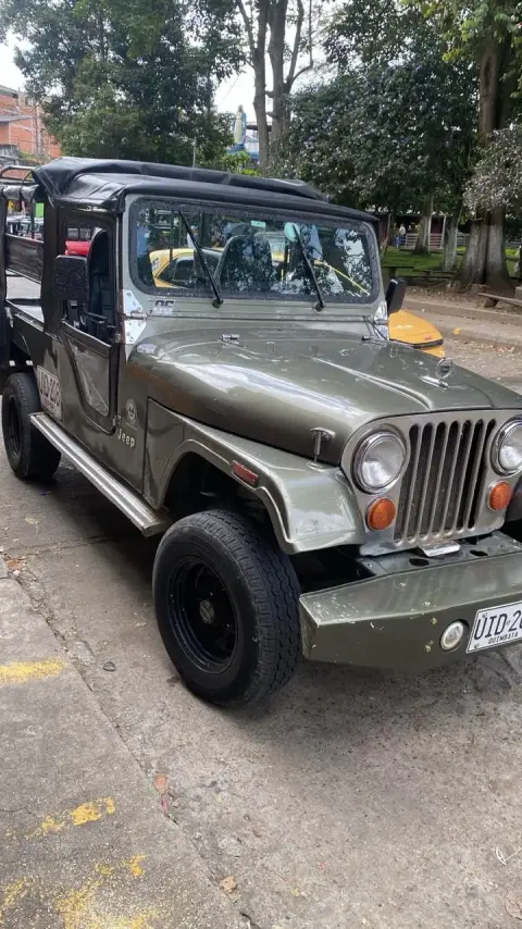 Willys parqueado en la plaza